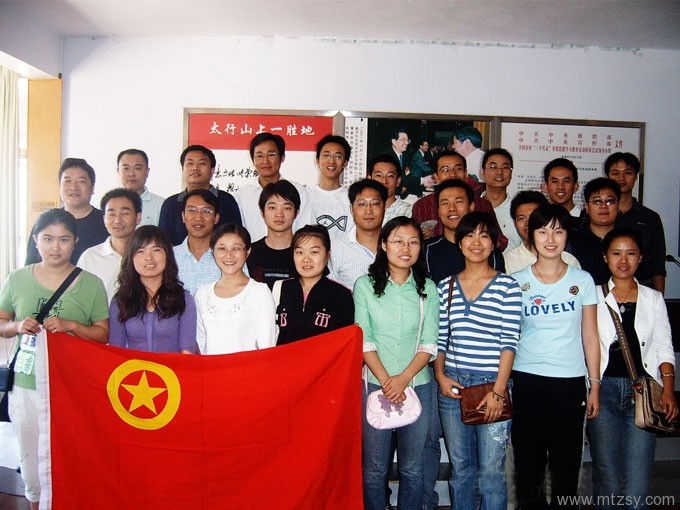 組織團(tuán)員參觀學(xué)習(xí)張榮鎖事跡